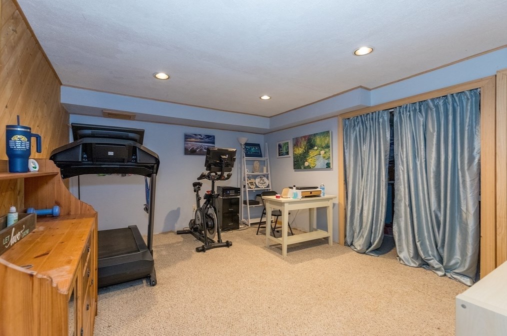 247 Broadway Rd, Dracut MA 01826-2765 exterior