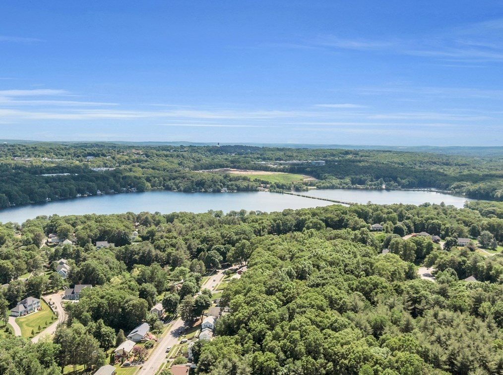 12 Seneca Dr, Hudson MA  01749-3126 exterior