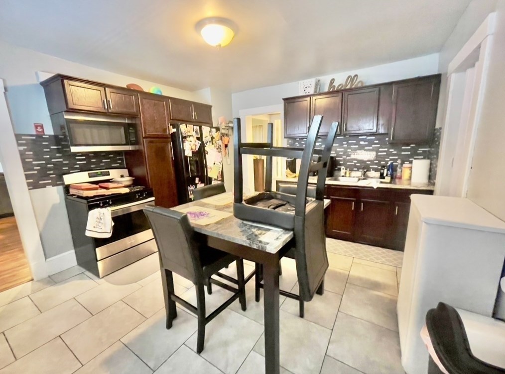 82 Abbe Ave, Springfield MA  01107-1014 exterior