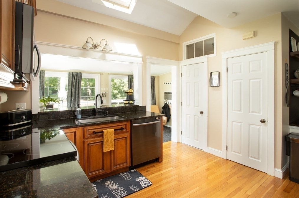 9 Warren Ave, Seekonk MA 02771-3814 exterior