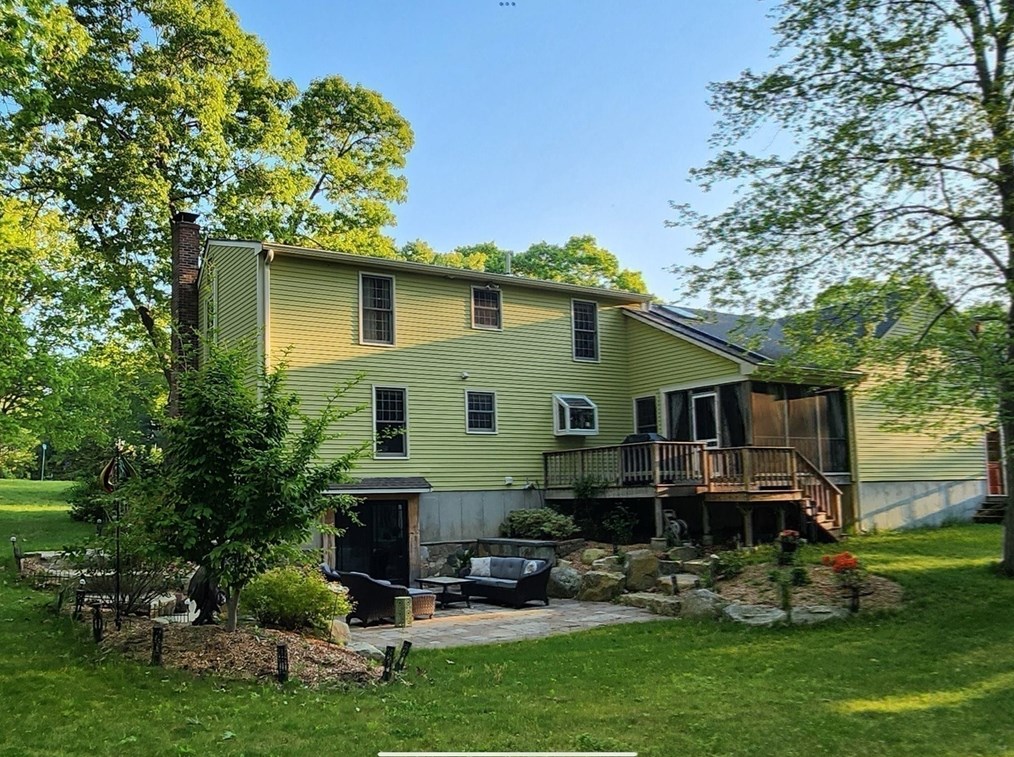 4 Longobardi Dr, Franklin MA exterior