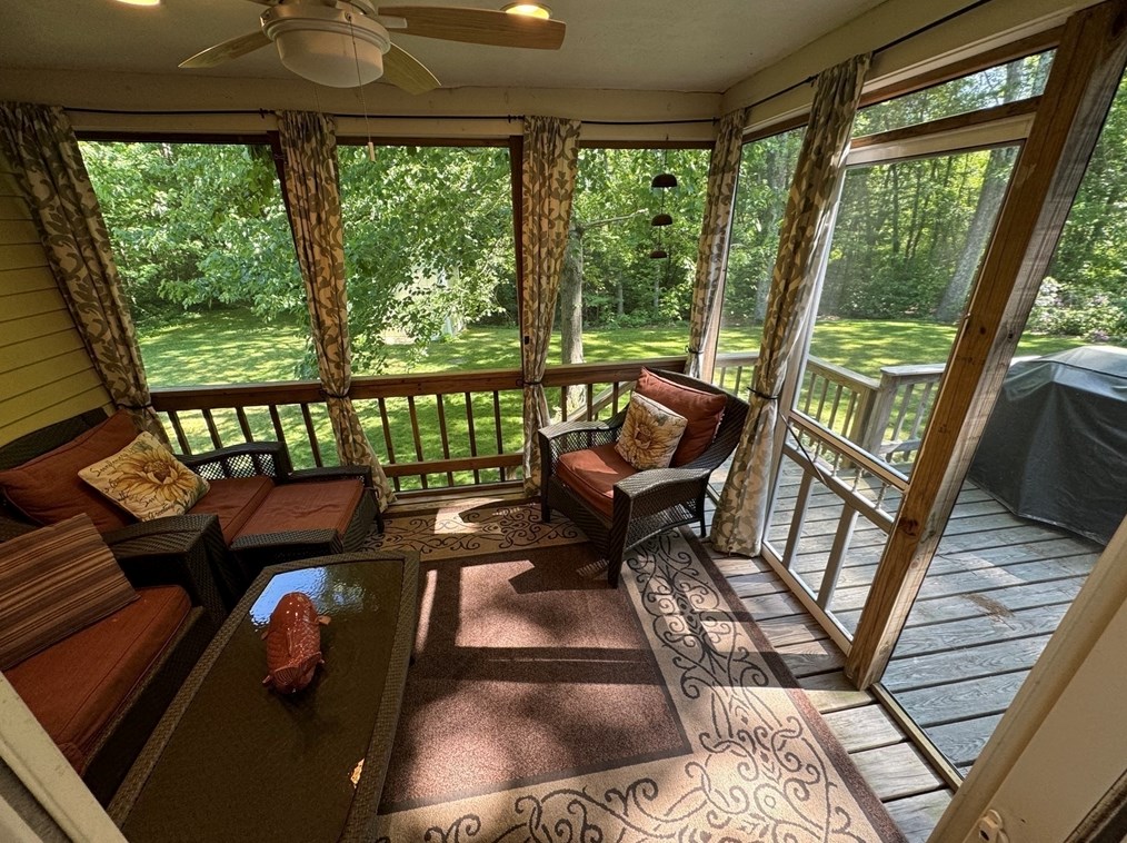 4 Longobardi Dr, Franklin MA exterior