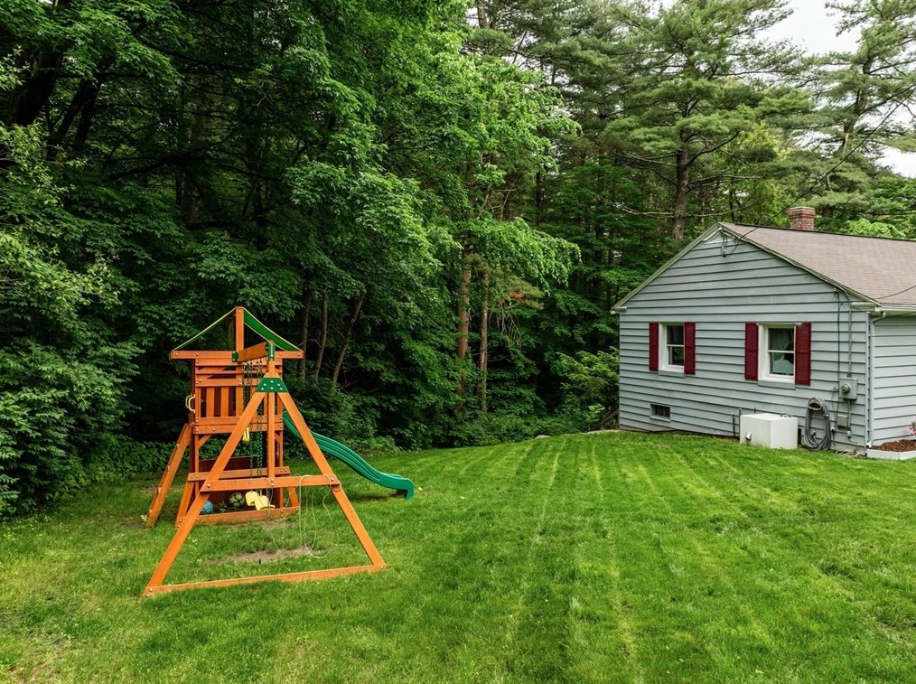 23 Reynolds Ave, Monson MA  01057-1412 exterior