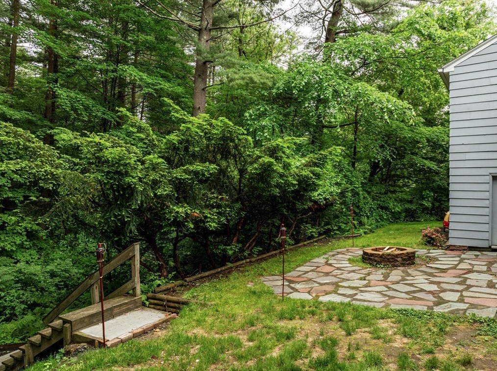 23 Reynolds Ave, Monson MA  01057-1412 exterior