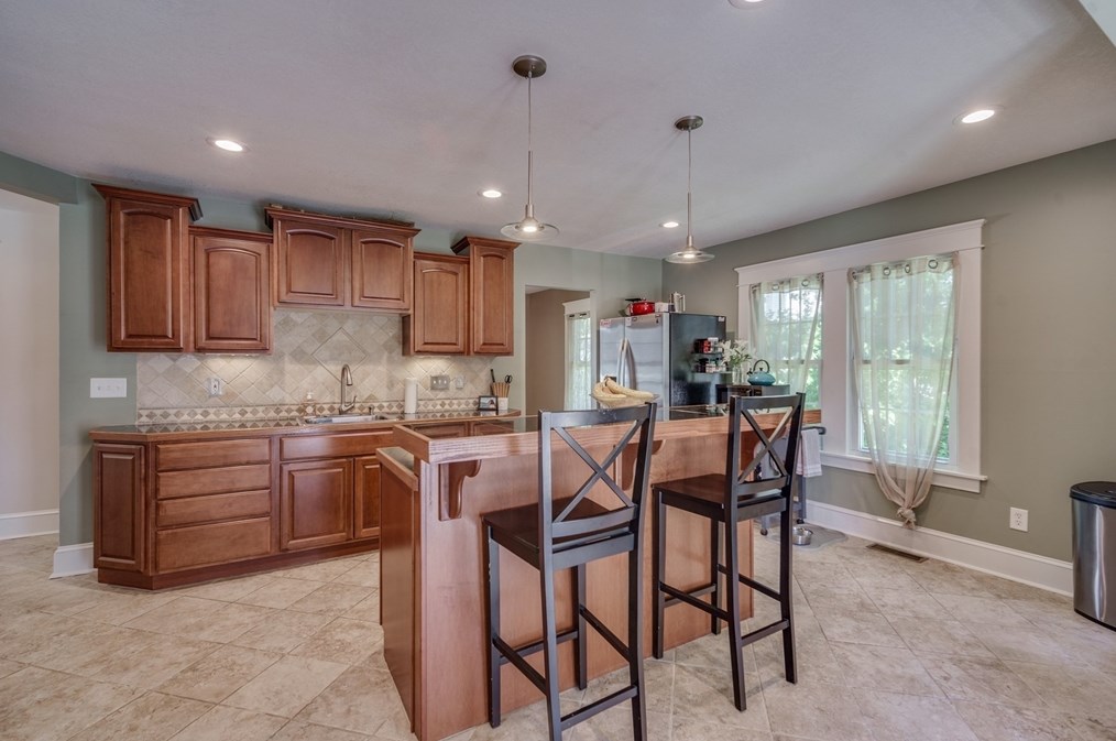 100 Lawndale St, Chicopee MA 01013-2105 exterior