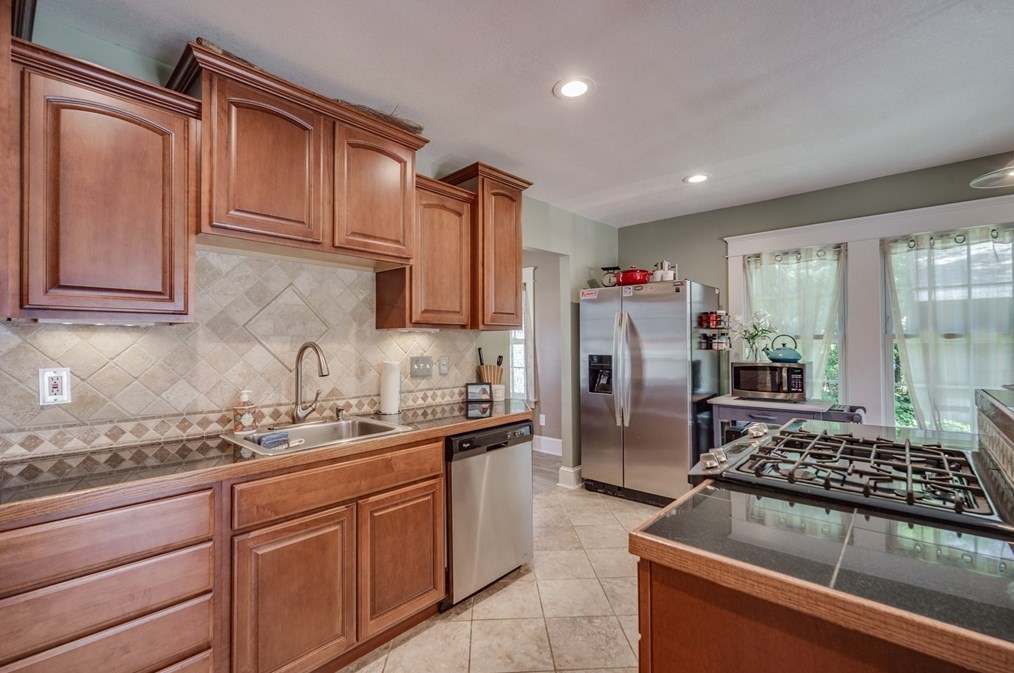 100 Lawndale St, Chicopee MA 01013-2105 exterior