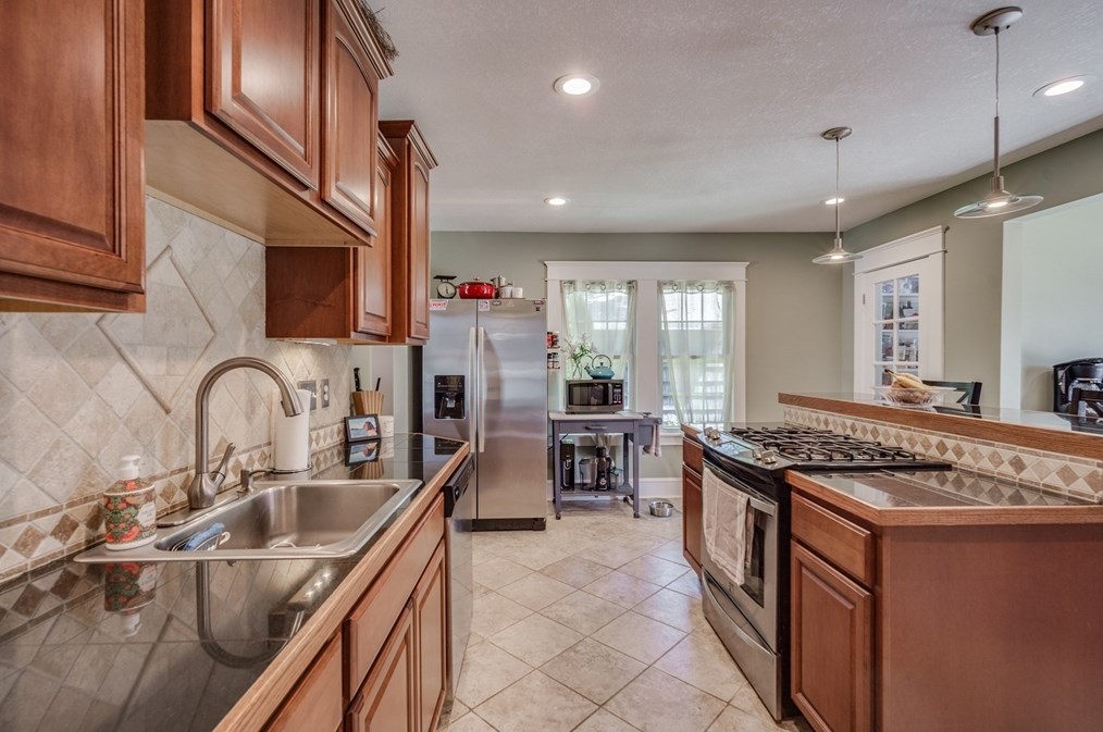 100 Lawndale St, Chicopee MA 01013-2105 exterior