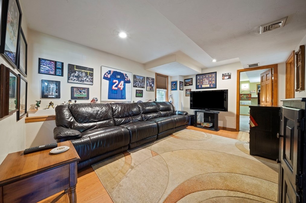 17 Edward Dr, Whitman MA 02382-1660 exterior