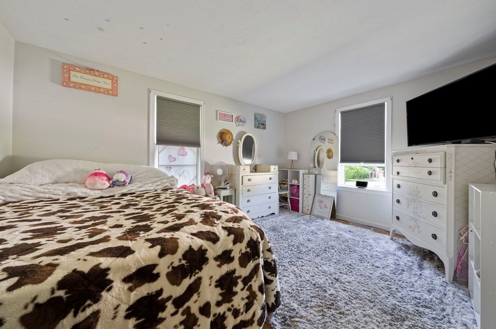 17 Edward Dr, Whitman MA 02382-1660 exterior