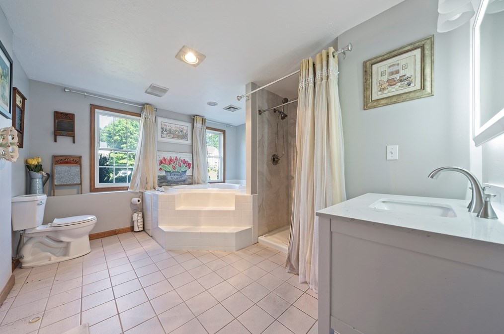 17 Edward Dr, Whitman MA 02382-1660 exterior