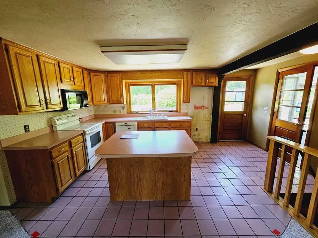 2 Meadowbrook Rd, Hudson MA 01749-1920 exterior