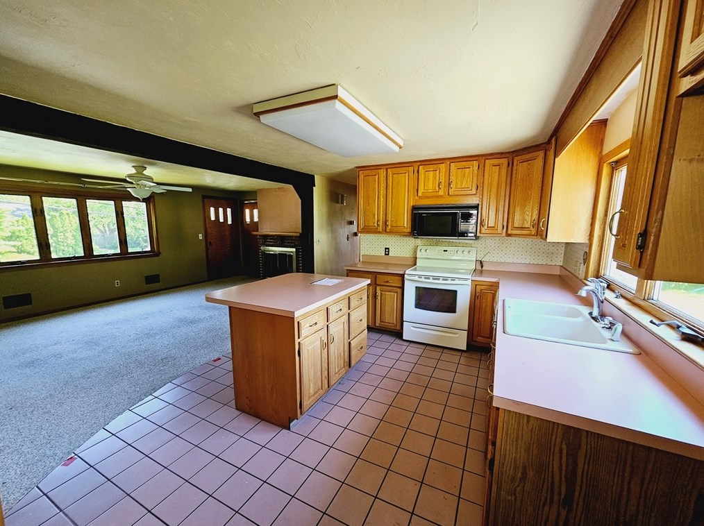 2 Meadowbrook Rd, Hudson MA 01749-1920 exterior