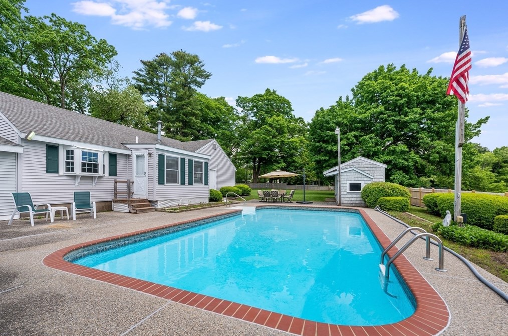 261 Asbury St, Hamilton MA 01982-1842 exterior