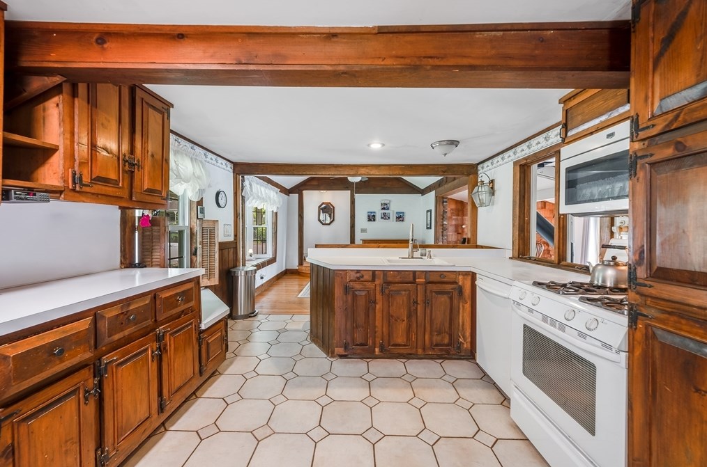 261 Asbury St, Hamilton MA 01982-1842 exterior