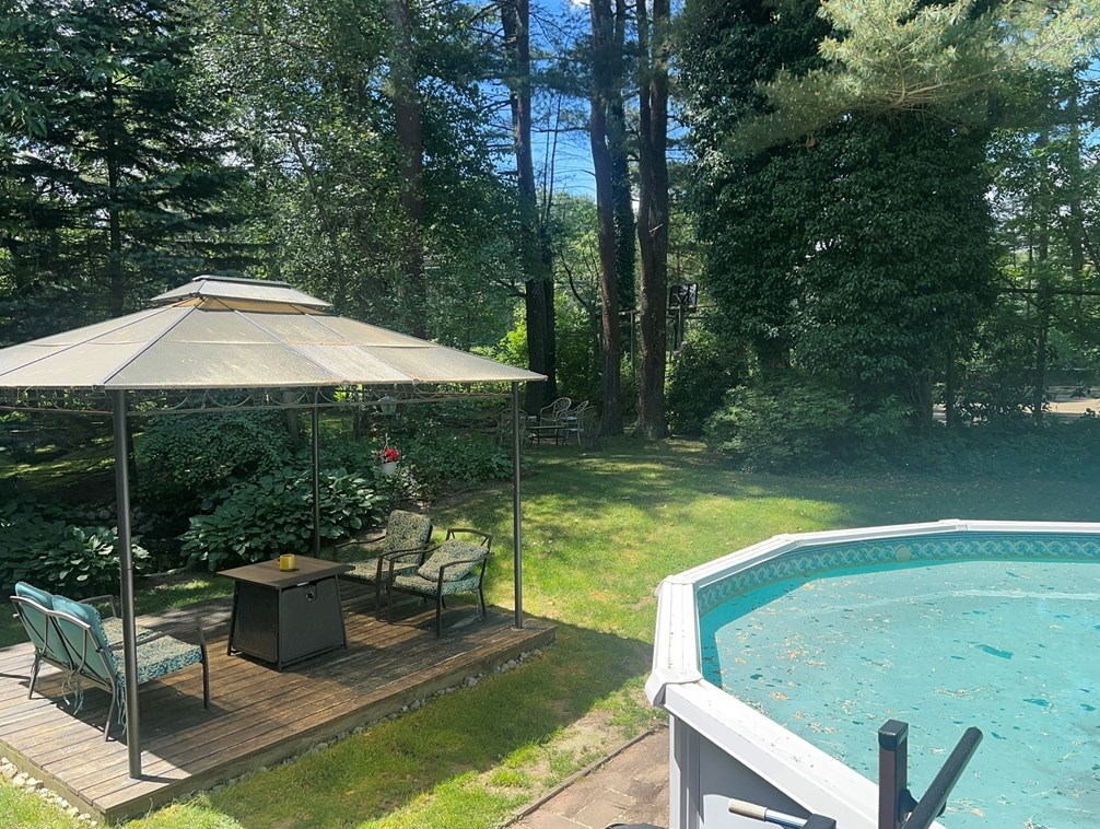 8 Meadowbrook Way, Norfolk MA 02056-1024 exterior