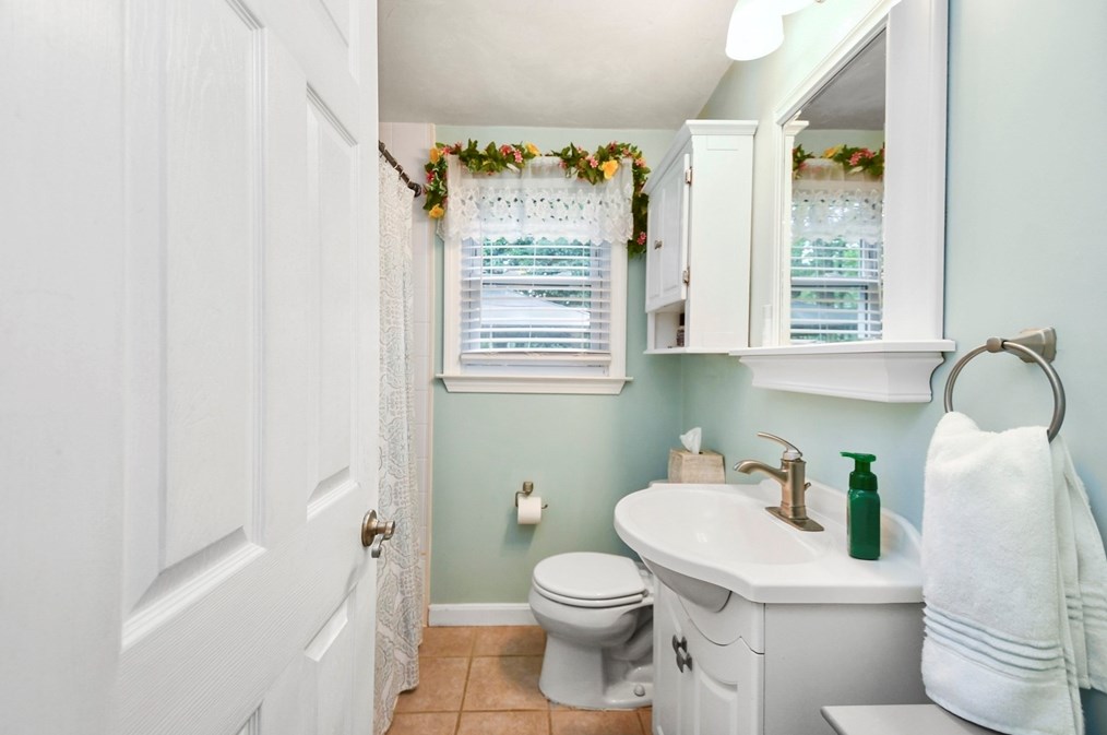 8 Meadowbrook Way, Norfolk MA 02056-1024 exterior