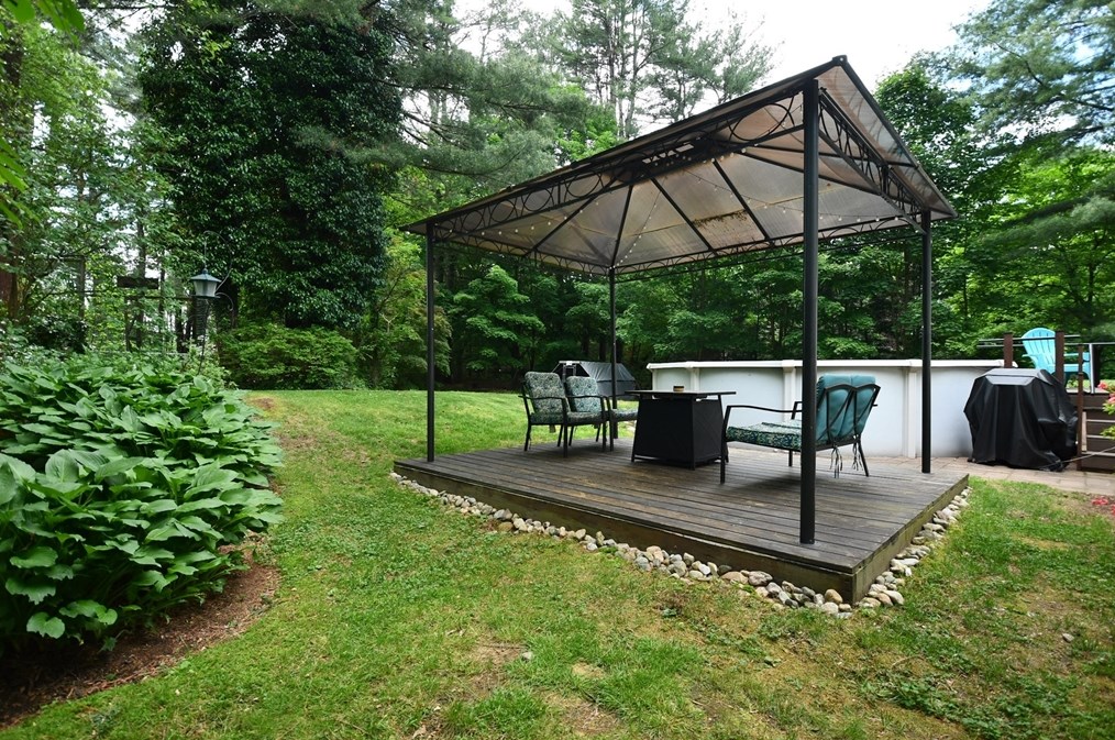 8 Meadowbrook Way, Norfolk MA 02056-1024 exterior