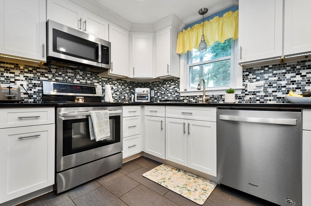 8 Meadowbrook Way, Norfolk MA 02056-1024 exterior