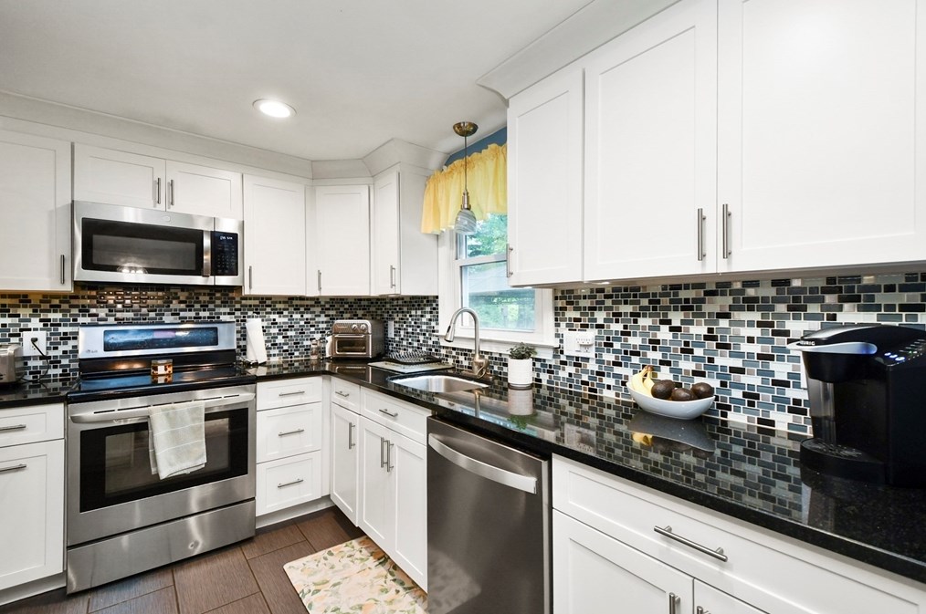 8 Meadowbrook Way, Norfolk MA 02056-1024 exterior