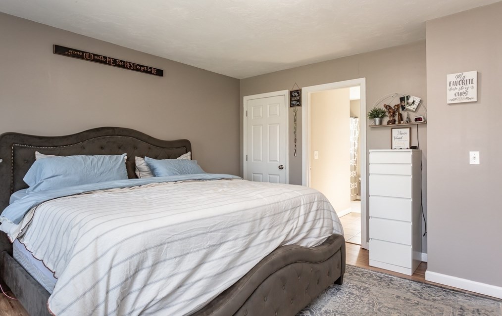 264 Charge Pond Rd, Wareham MA 02571-1114 exterior