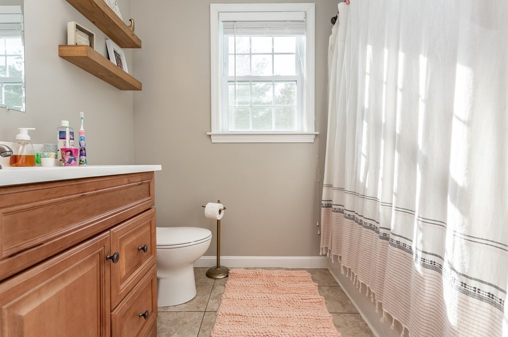 264 Charge Pond Rd, Wareham MA 02571-1114 exterior