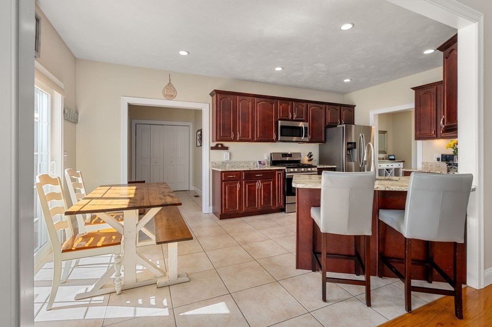 63 Vis Cir, Holden MA 01520-1951 exterior