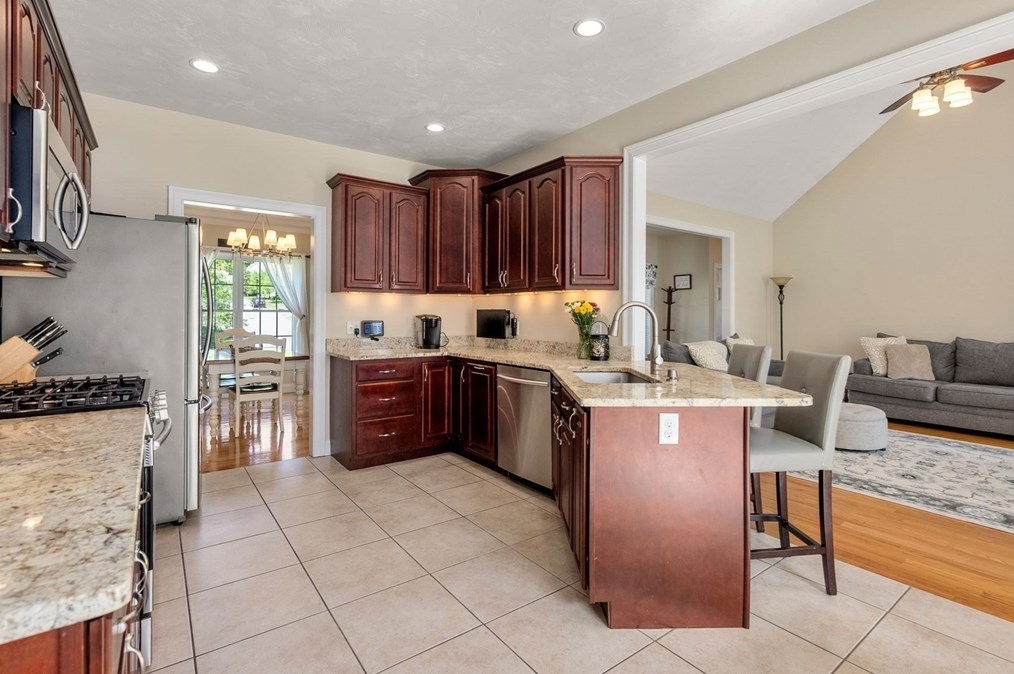 63 Vis Cir, Holden MA 01520-1951 exterior