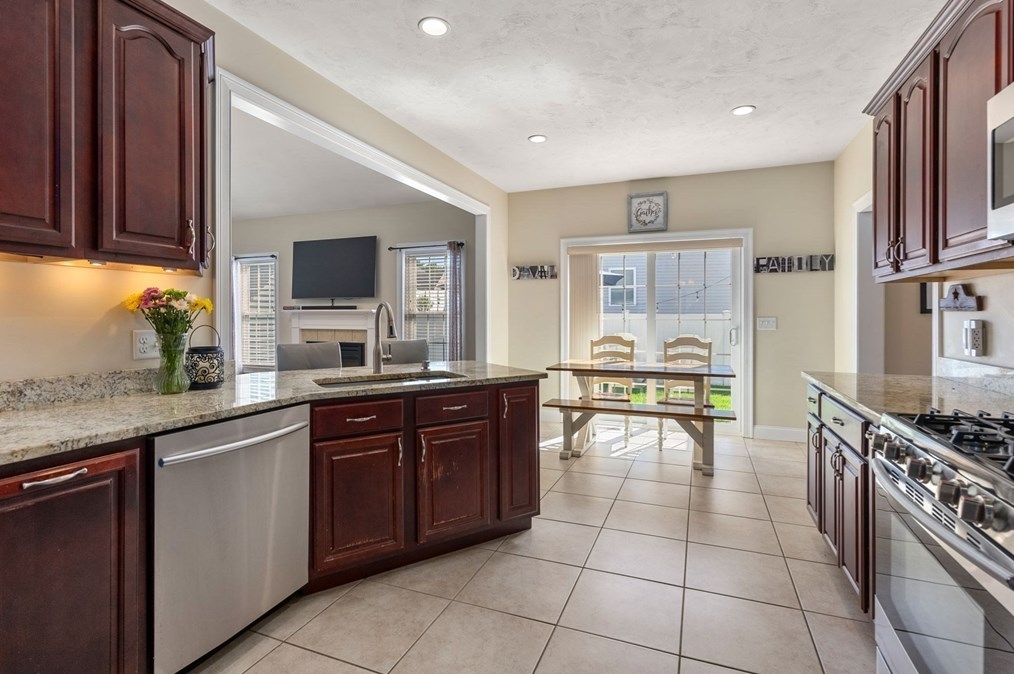 63 Vis Cir, Holden MA 01520-1951 exterior