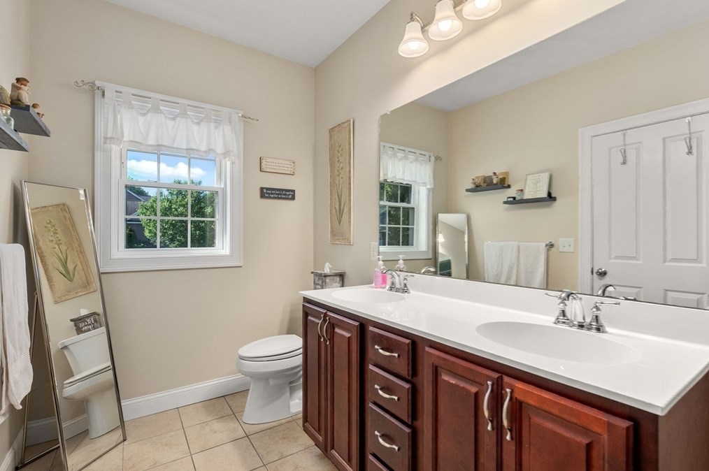 63 Vis Cir, Holden MA 01520-1951 exterior