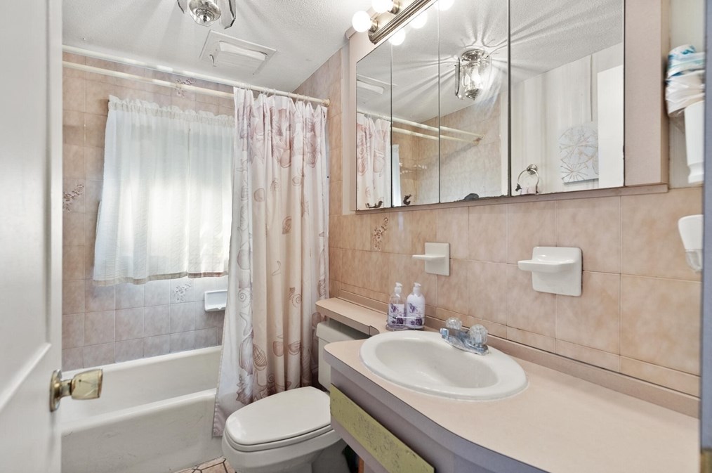 64 Howard St, Saugus MA 01906-4013 exterior