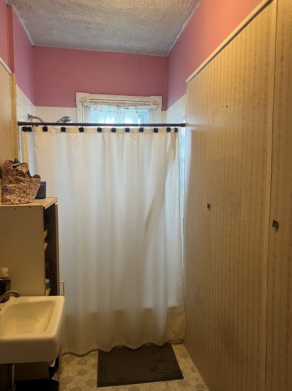 268 Tinkham St, New Bedford MA 02746-2326 exterior