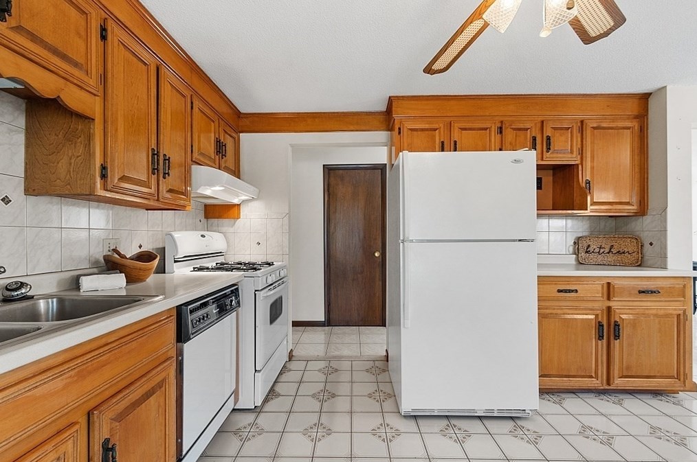 18 Derry Rd, Methuen MA 01844-5605 exterior