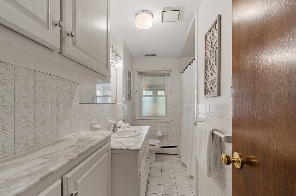 18 Derry Rd, Methuen MA 01844-5605 exterior