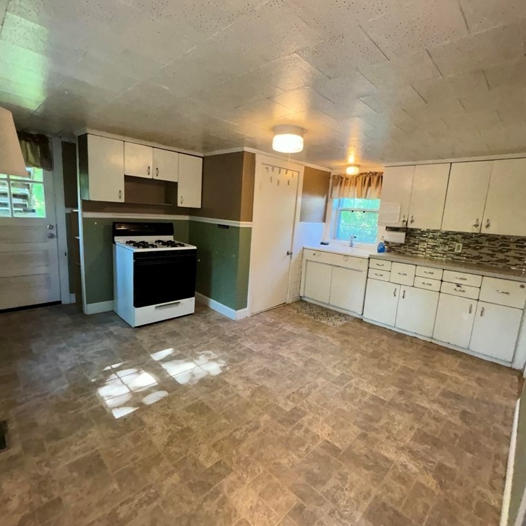 37 Fruit St, Milford MA 01757-3234 exterior