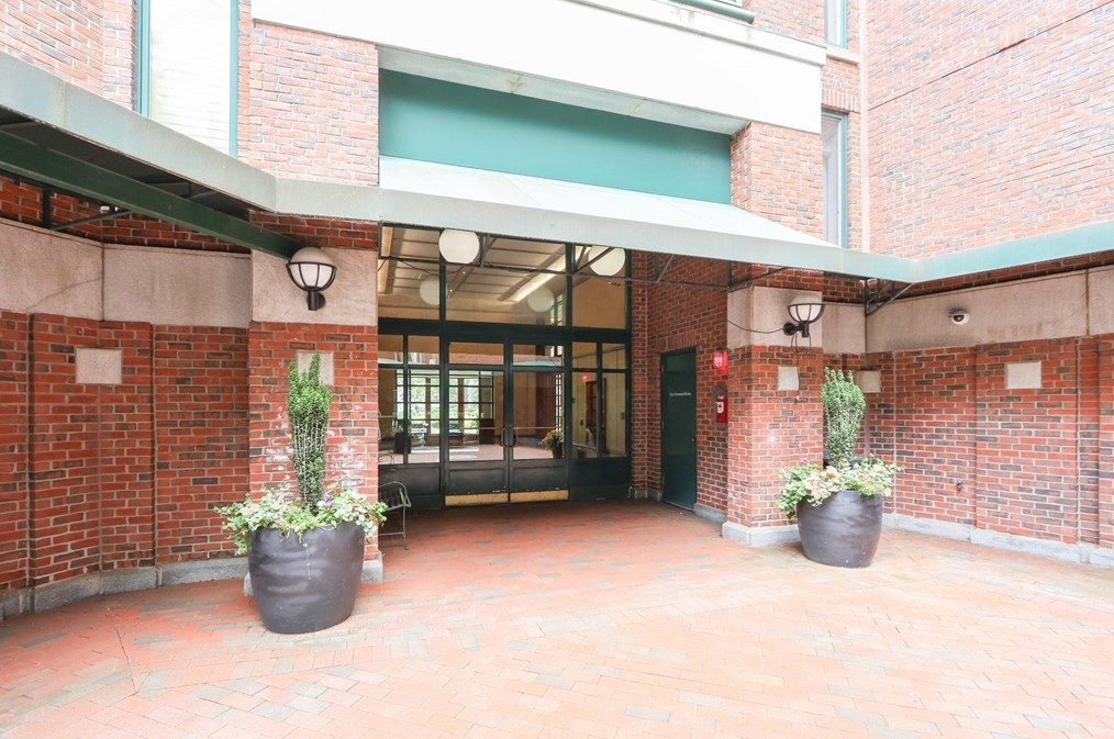 10 Rogers St, Cambridge MA  02142-1246 exterior