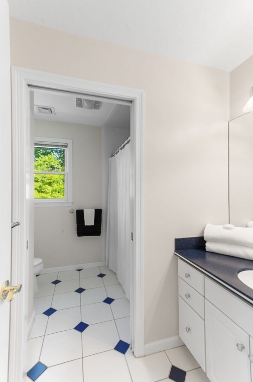 5 Linden Gln Rd, Canton MA 02021-4226 exterior