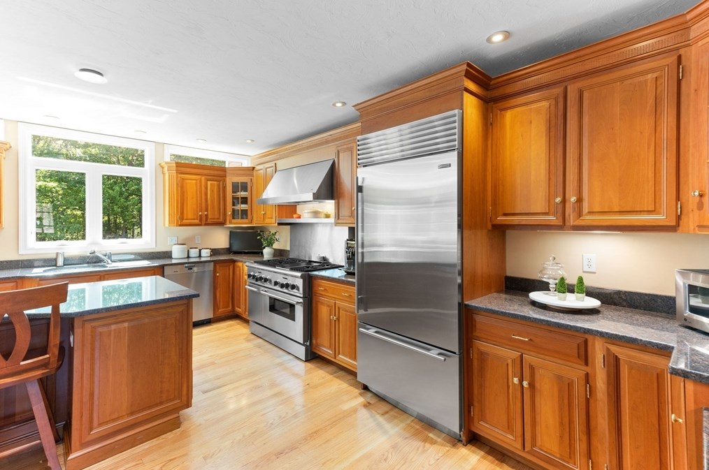 5 Linden Gln Rd, Canton MA 02021-4226 exterior