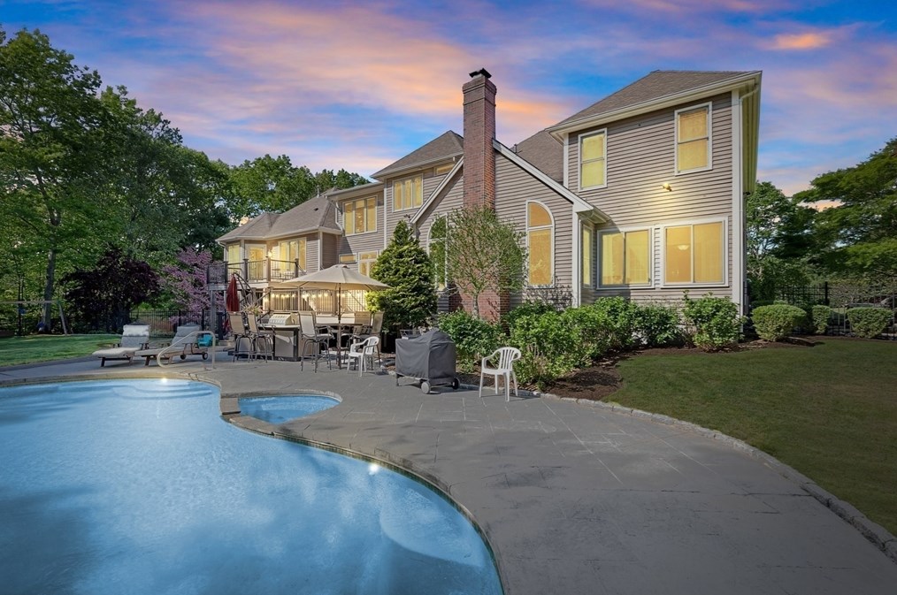 5 Linden Gln Rd, Canton MA 02021-4226 exterior