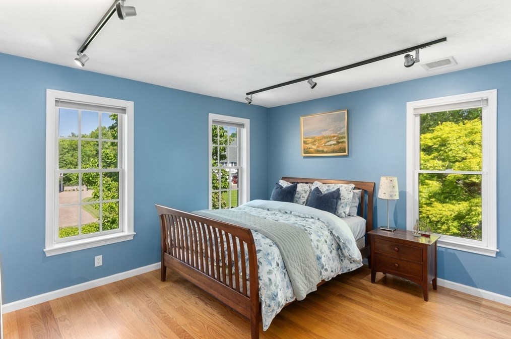 5 Linden Gln Rd, Canton MA 02021-4226 exterior