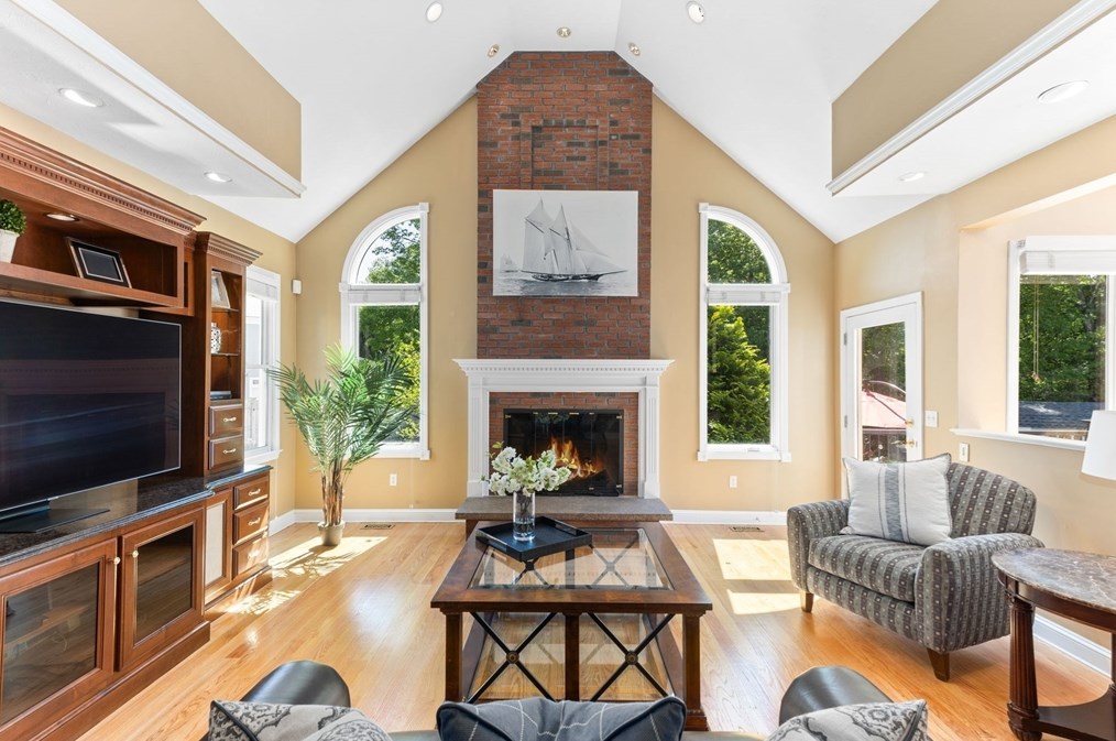 5 Linden Gln Rd, Canton MA 02021-4226 exterior