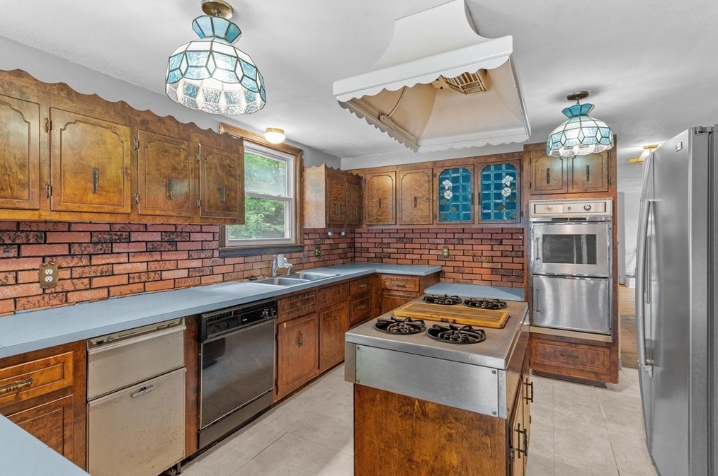 235 Daniels St, Franklin MA 02038-1104 exterior