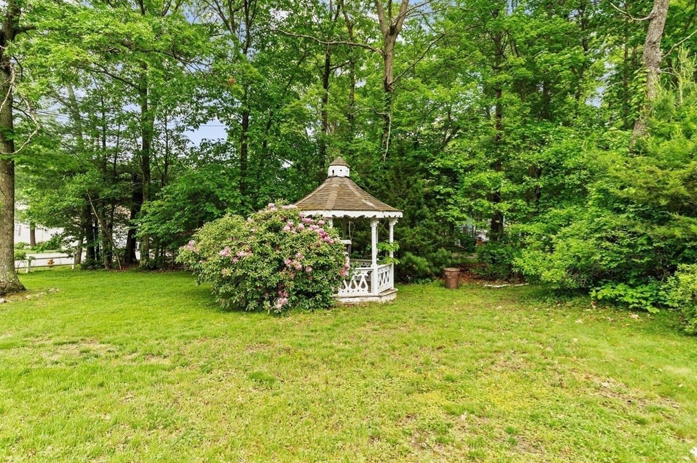 235 Daniels St, Franklin MA 02038-1104 exterior