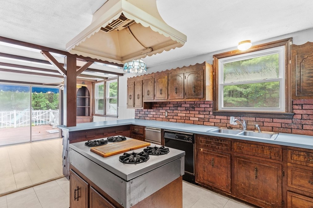 235 Daniels St, Franklin MA 02038-1104 exterior