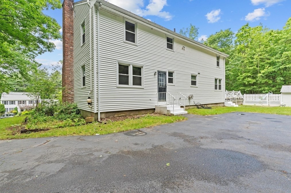 235 Daniels St, Franklin MA 02038-1104 exterior