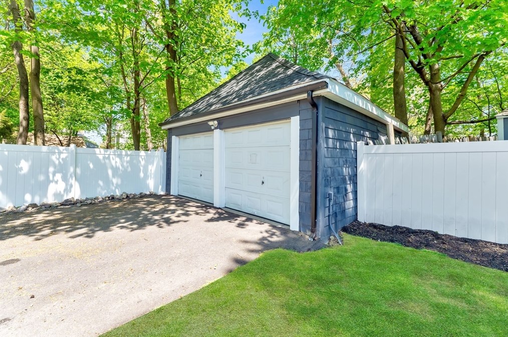 88 Oakdale Ave, Dedham MA 02026-3204 exterior