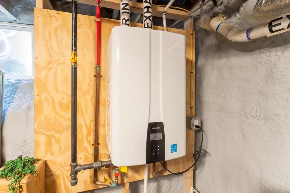 88 Oakdale Ave, Dedham MA 02026-3204 exterior