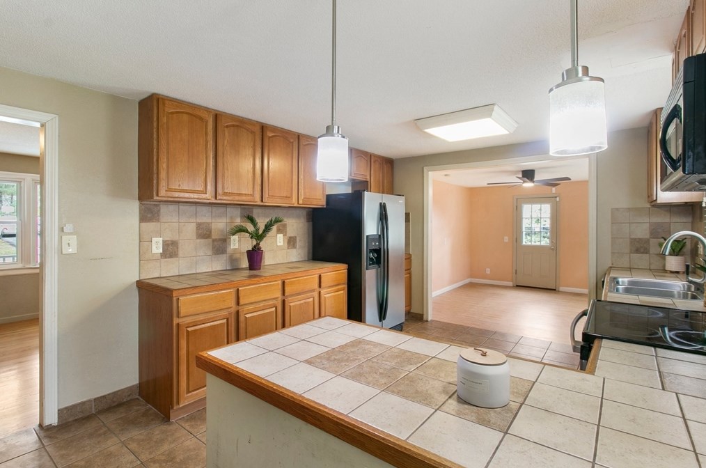 494 Tiffany St, Springfield MA  01108-3346 exterior