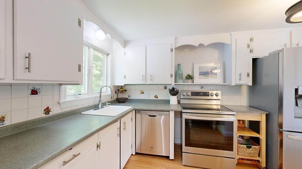 233 Park St, North Reading MA 01864-2573 exterior