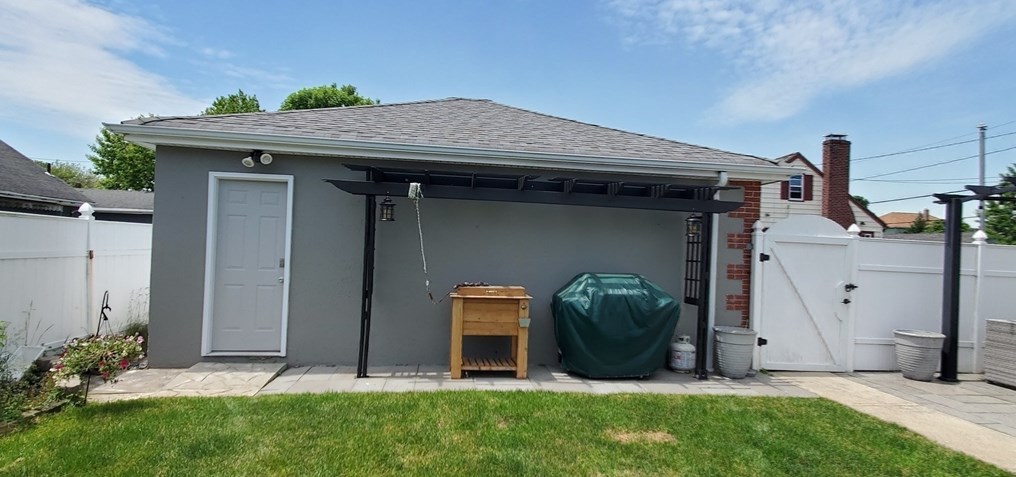 184 Matthew St, New Bedford MA 02740-1212 exterior