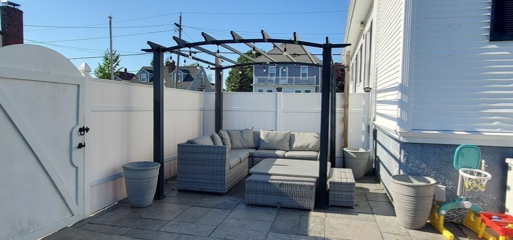 184 Matthew St, New Bedford MA 02740-1212 exterior